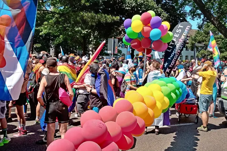 Гей-парадът в Кьолн – отново в пълния си блясък (СНИМКИ)