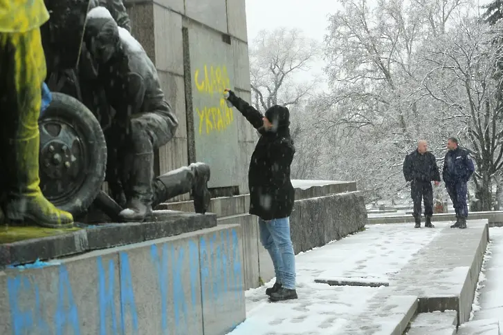 Незаконно е арестуван ученикът, опитал да напише Save Ukraine върху МОЧА