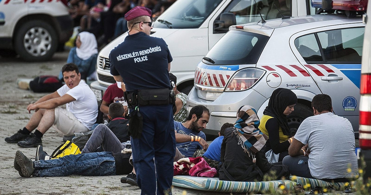 Най-малко четирима души са загинали при катастрофа на претъпкан с