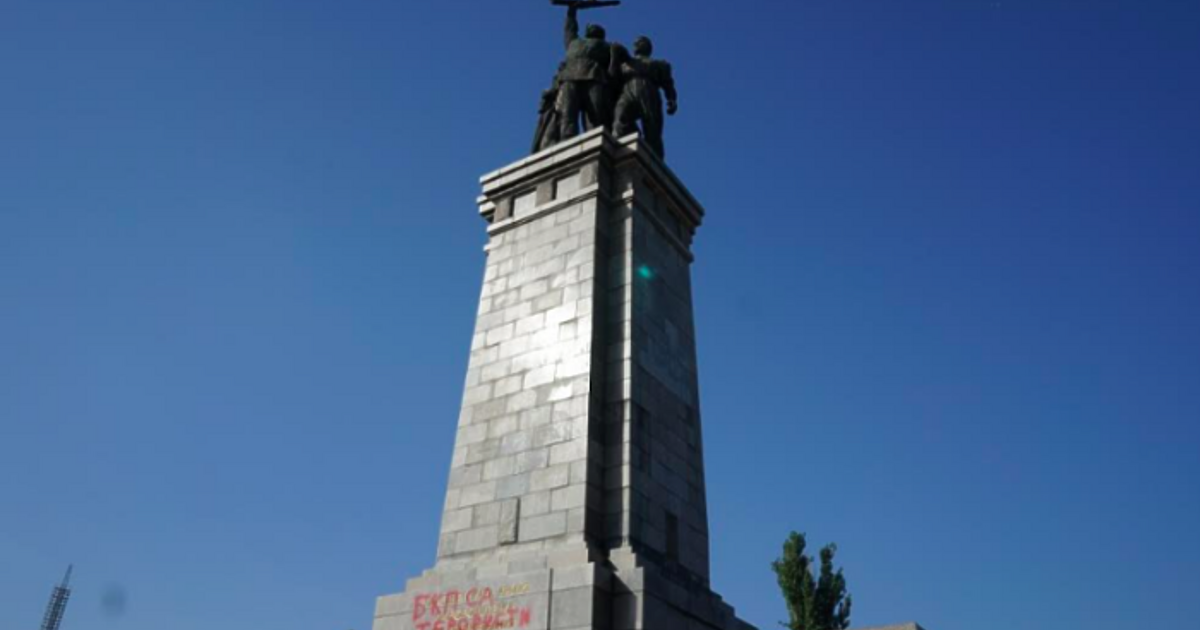 Танкове, статуи, релефи - в много бивши съветски държави спомените