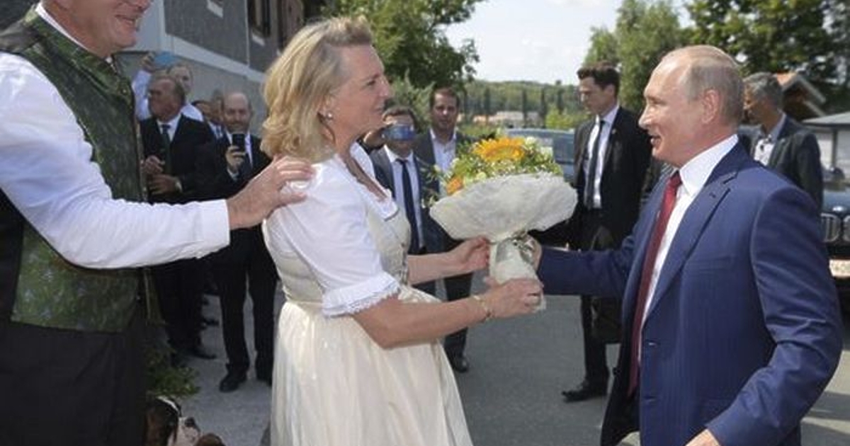 Бившата външна министърка на Австрия Карин Кнайсл е избягала от