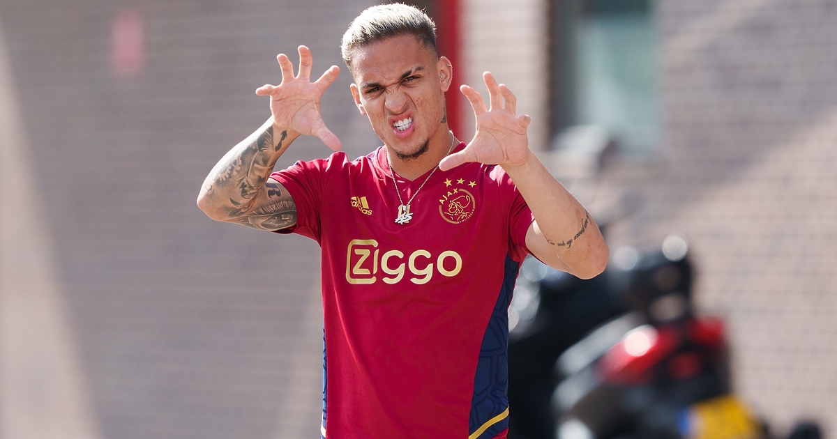 Манчестър Юнайтед обяви трансфера на бразилското крило Антони от Аякс.