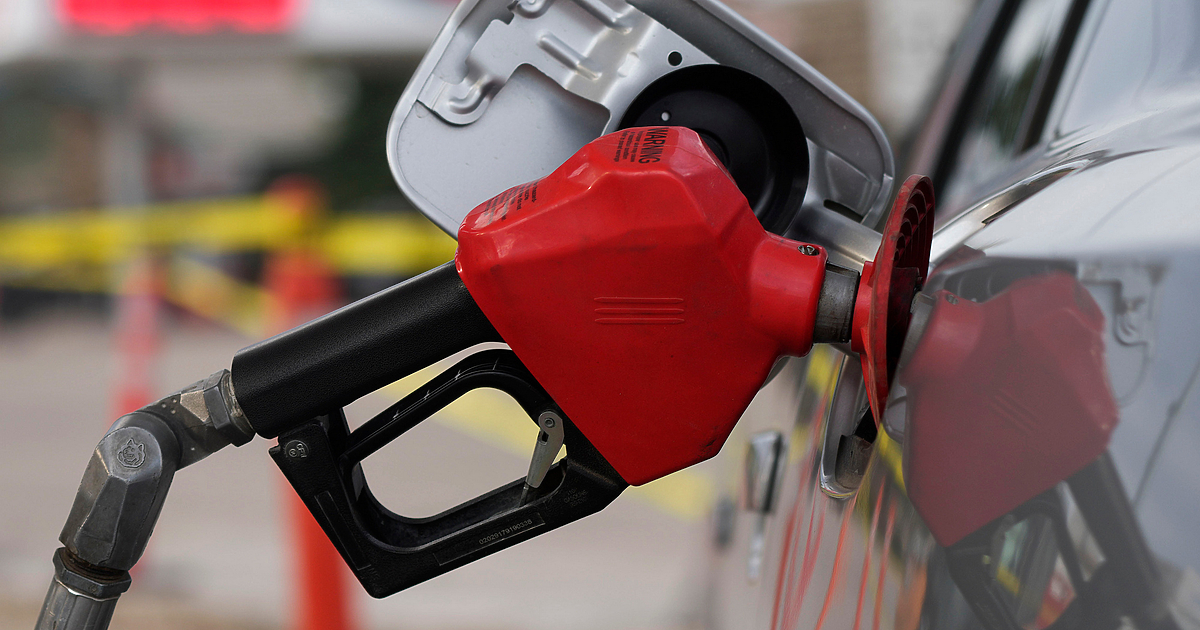 За първи път от шест месеца средната цена на бензина