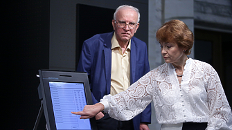 Говорителите на Централната избирателна комисия ЦИК направиха показно днес как