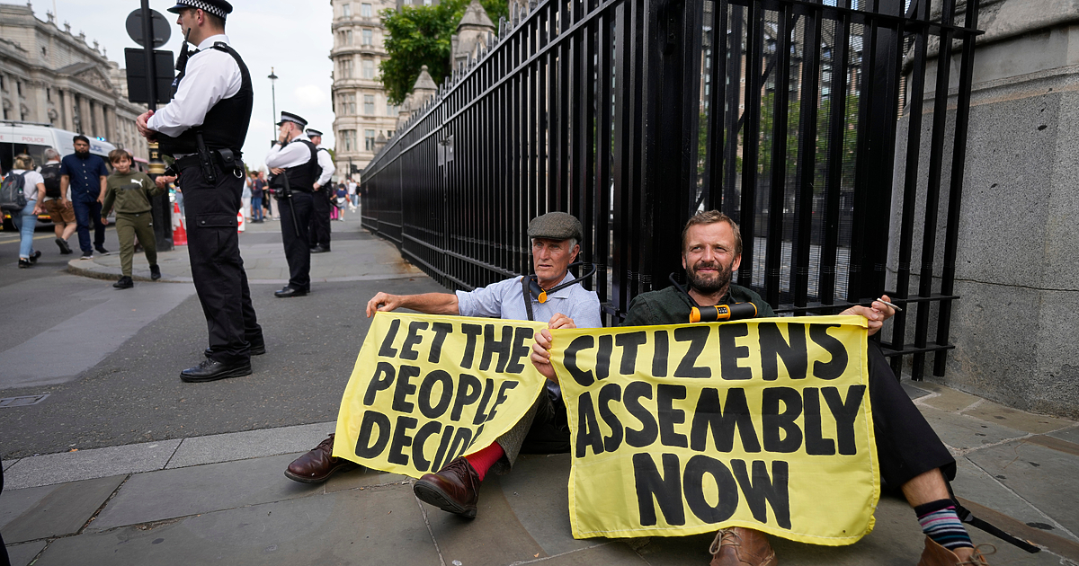 Последователи на протестното движение Бунт срещу унищожението“ нахлуха в пленарната