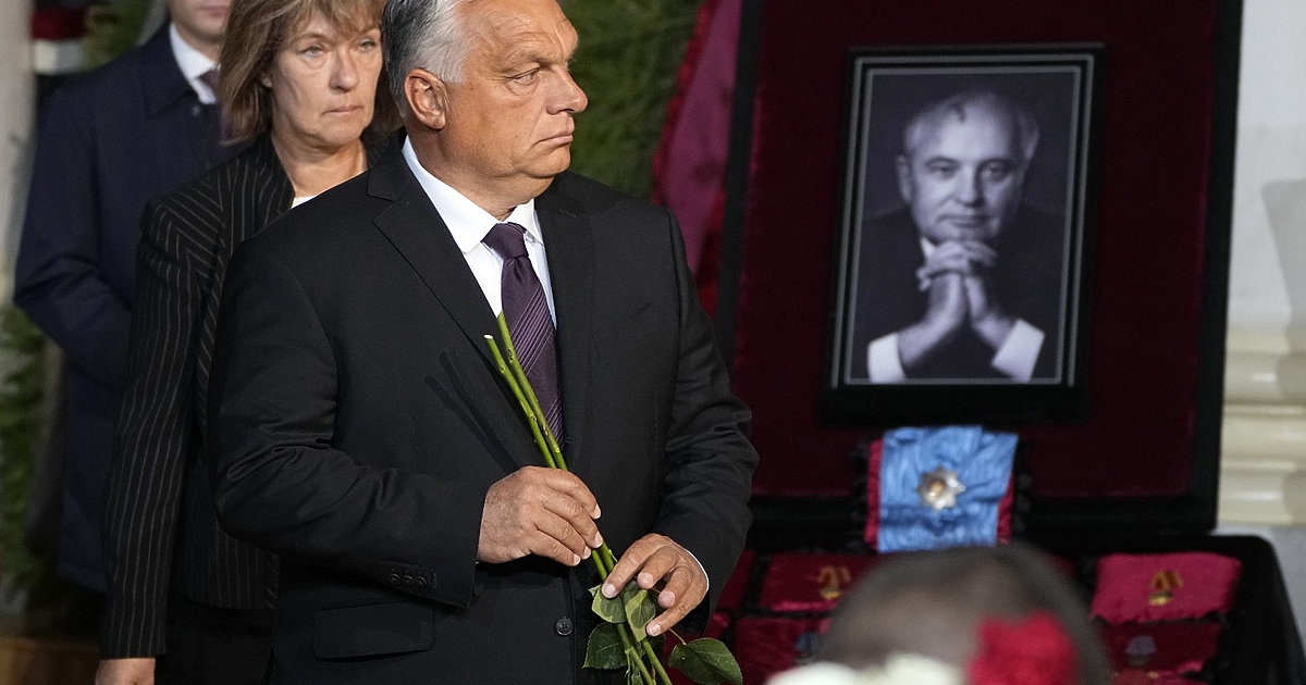 Без Путин, но с Орбан. Така премина траурната церемония за