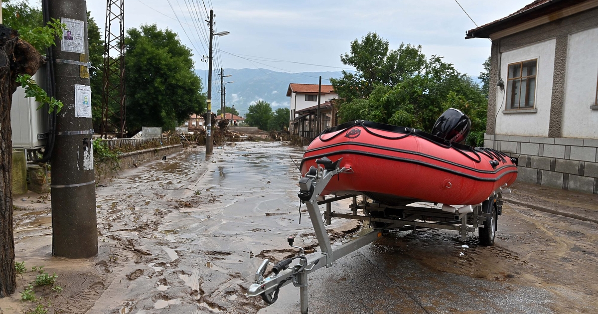 Река Стряма наводни и част от магистрала Тракия, информират от