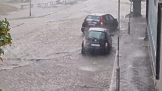 Потоп в Карлово и Сопот Пороен дъжд превърна улиците в