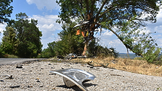 Шофьорът на микробус е загинал а пътничката му е с