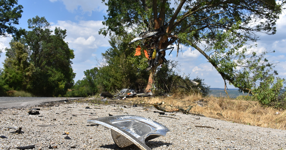 Шофьорът на микробус е загинал, а пътничката му е с