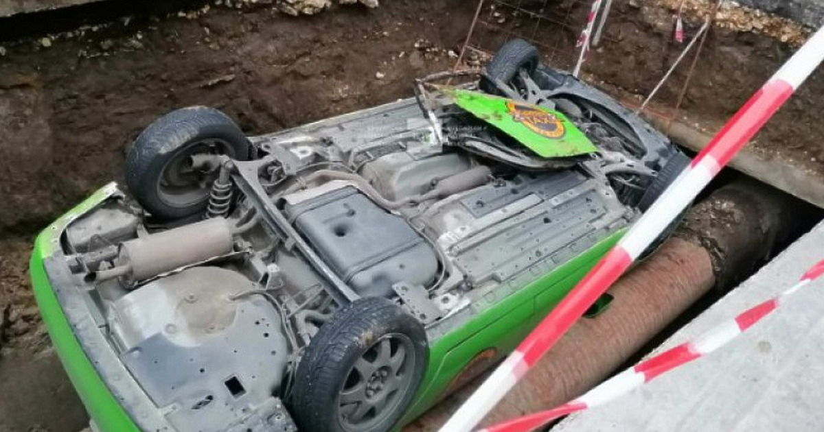 Шофьор на такси пострада, след като автомобилът му падна в