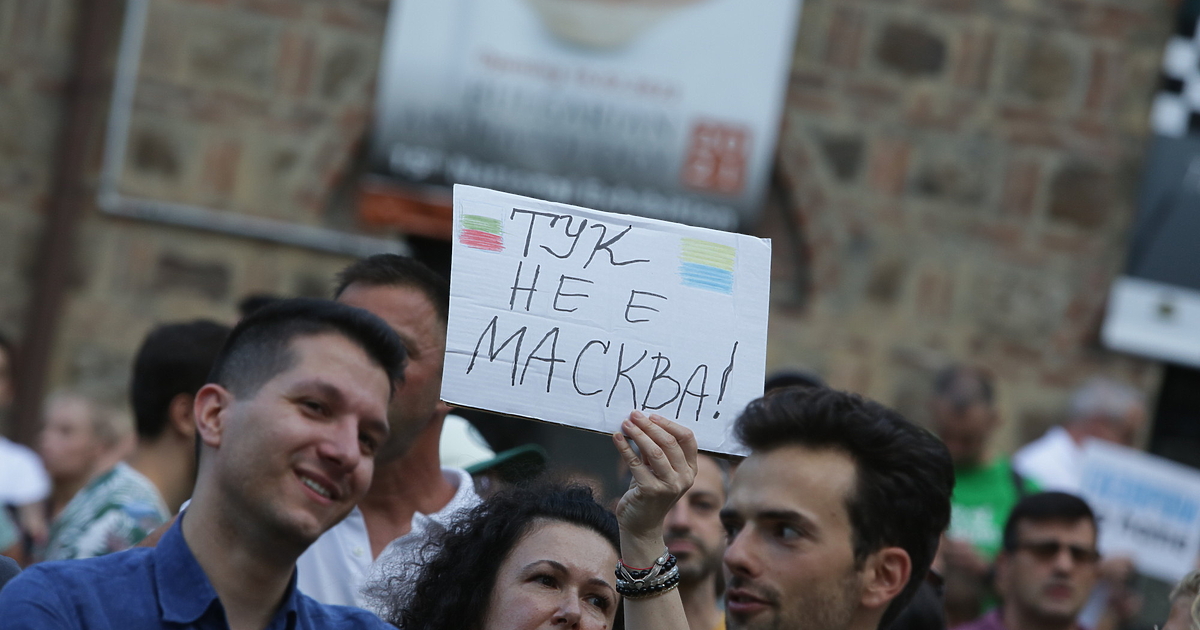 Накъде върви България? Връща ли се обратно в руската орбита?