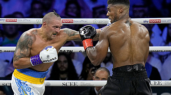 Украинецът Олександър Усик защити световната си титла в тежка категория