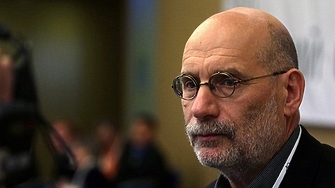 Борис Акунин пише и публикува криминални романи от 1998 година и