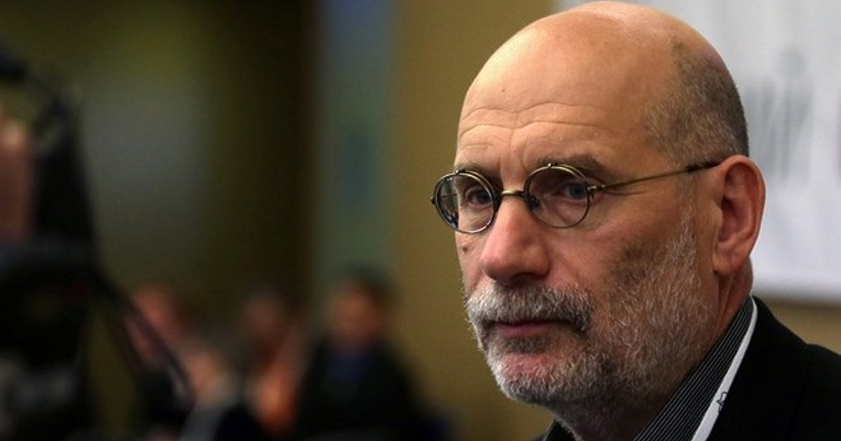 Борис Акунин пише и публикува криминални романи от 1998 година и