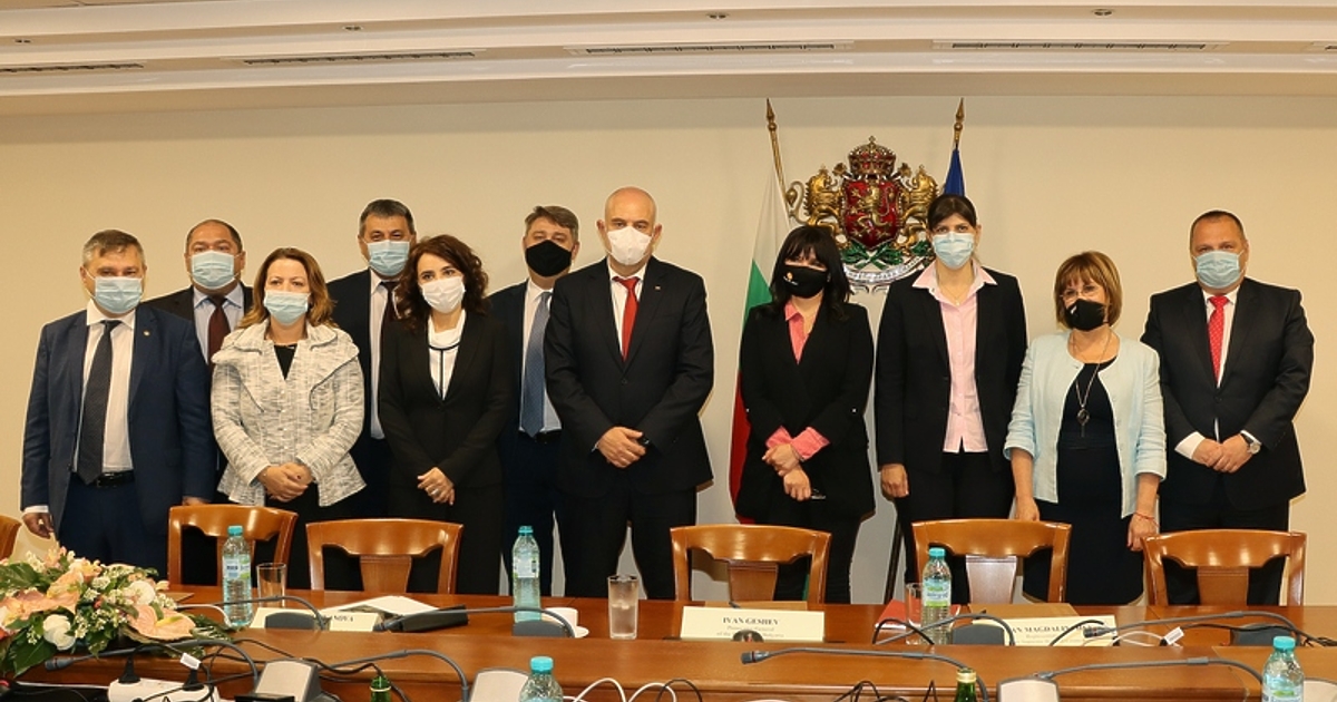 Под претекст - изтичащия си мандат и липсата на избрани