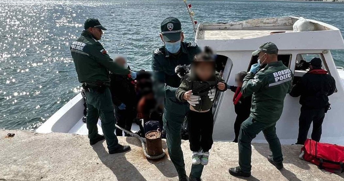 38 души, сред които 22-ма мъже, 8 жени и 8