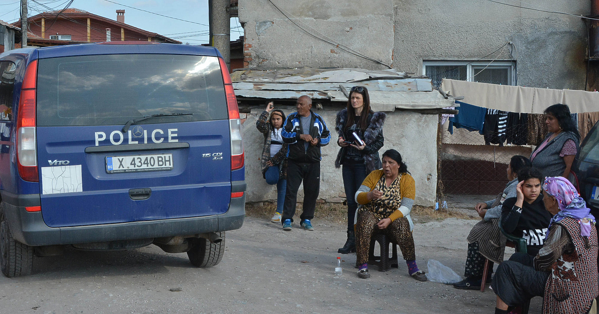 Ромският квартал Изток в Пазарджик е блокиран от полиция. На територията