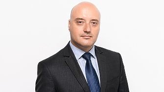 Автор  Атанас СлавовБългарската политика трябва да претърпи сериозна промяна чрез ясно