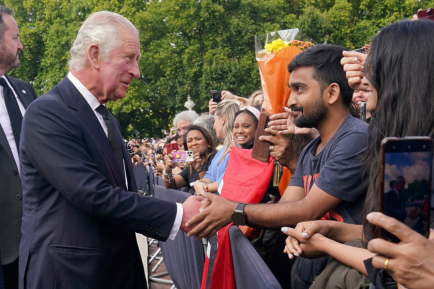 Хиляди британци посрещнаха Чарлз III в Лондон. Новият крал пое задълженията си