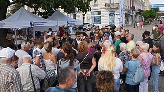 Лидерите на ПП Кирил Петков и Асен Василев продължиха срещите