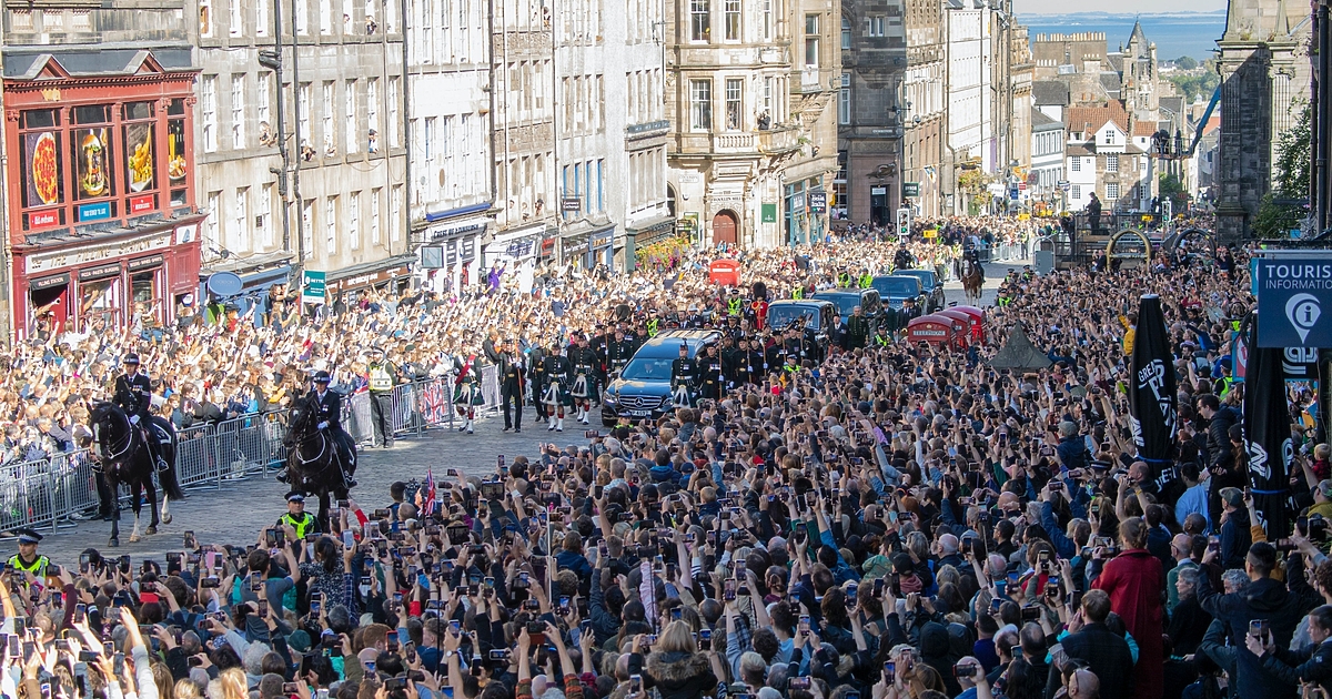 Ковчегът с тленните останки на Елизабет Втора бе изложен за