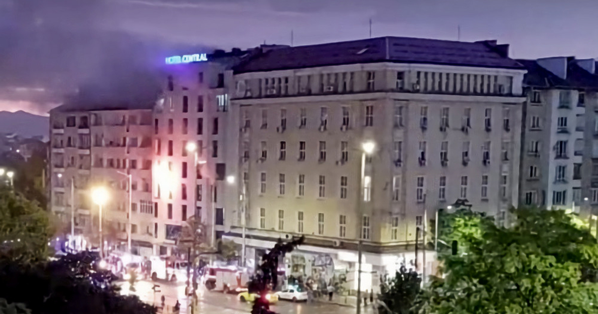 Една жена е починала, а четирима възрастни и две деца