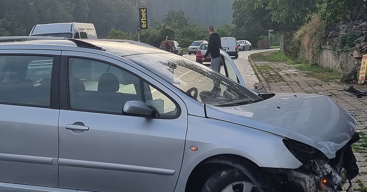 Парадоксално, две коли се удариха в София преди обяд, като