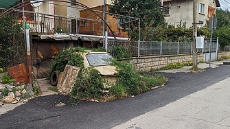 Автомобил който от дълги години стои на тротоара се превръща