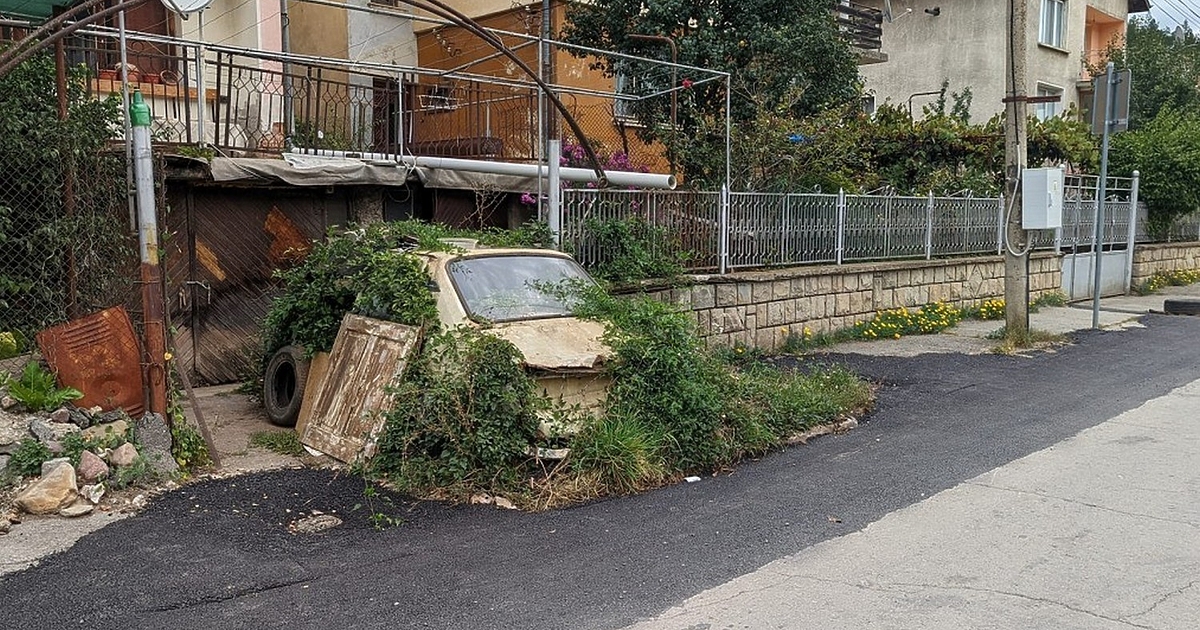 Автомобил, който от дълги години стои на тротоара, се превръща