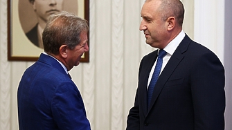 Гледам новините от украинския фронт Гледам как отстъпват руските окупатори Гледам как