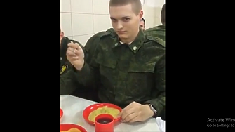 Видео в което млад руски редник демонстрира чудодейните свойства на