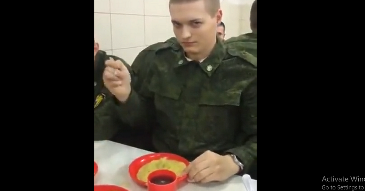 Видео, в което млад руски редник демонстрира... чудодейните свойства на