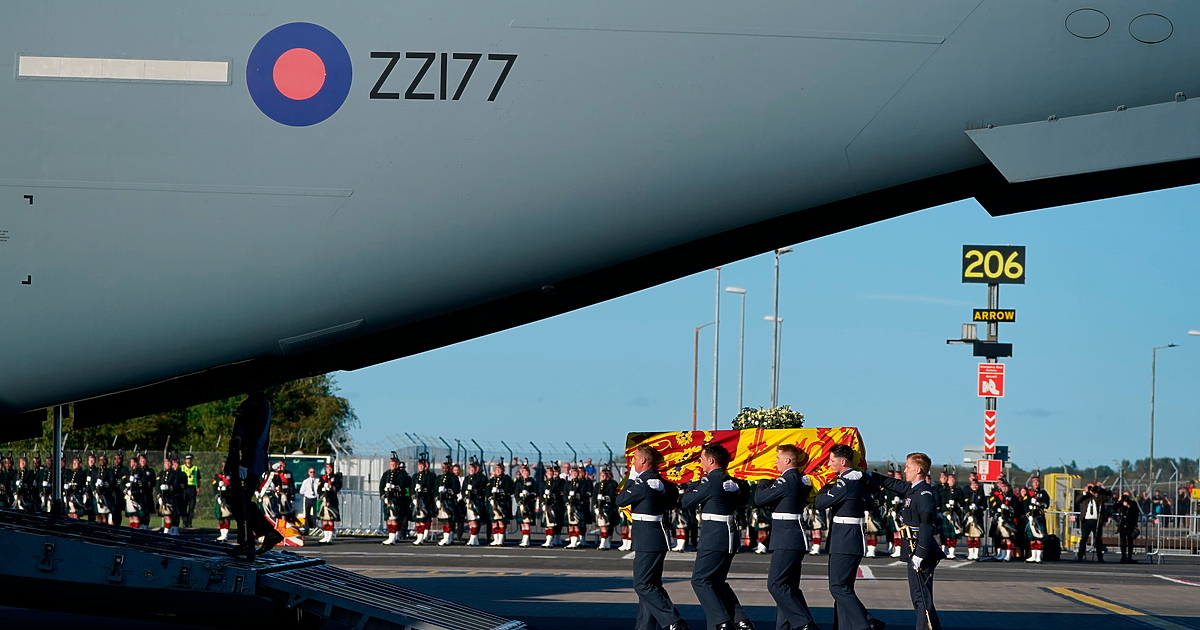 Ковчегът с тленните останки на кралица Елизабет Втора пристигна в