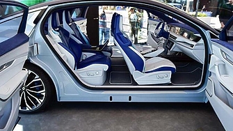 В новия търговски център на Истанбул Галатапорт тези дни привлича