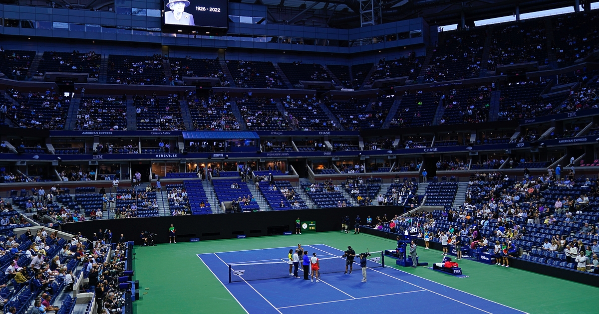 Водачката в световната ранглиста Ига Швьонтек (Полша) и Онс Жабюр