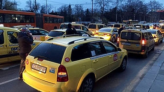 Таксиметровите шофьори в София готвят масов протест след като снощи
