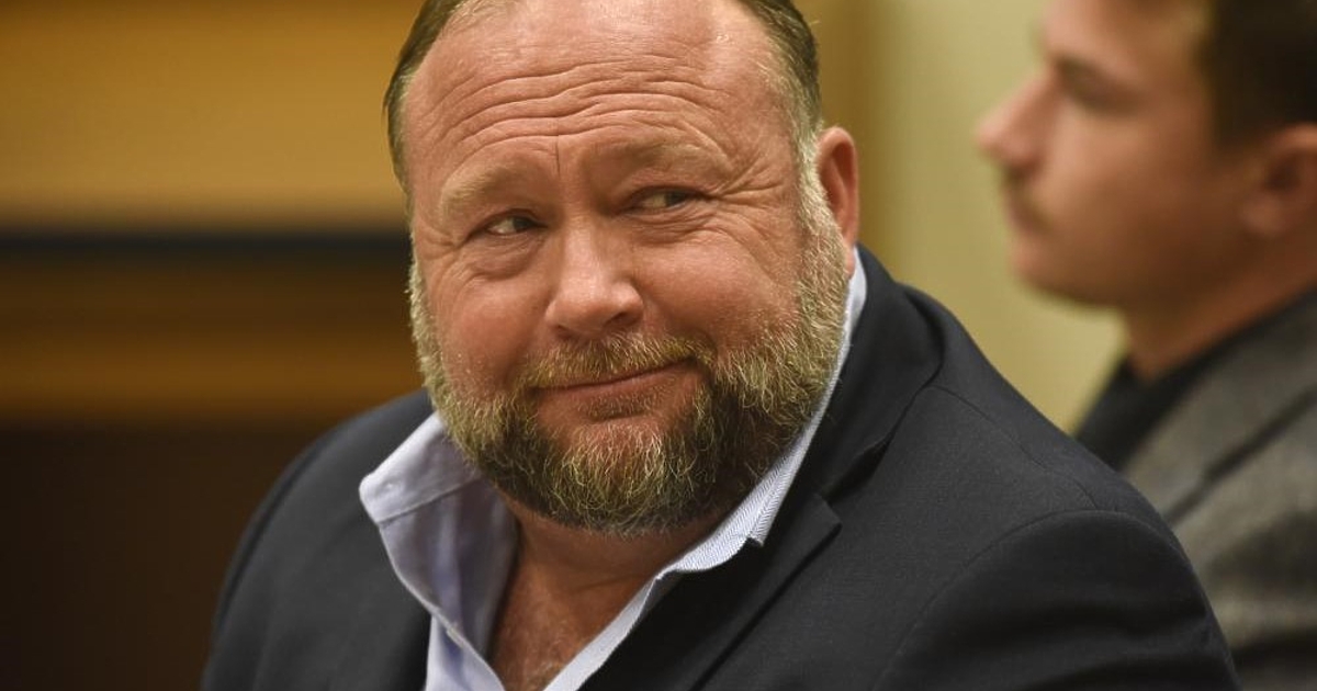 Осъдиха теоретикът на конспирацията Алекс Джоунс да плати близо 1