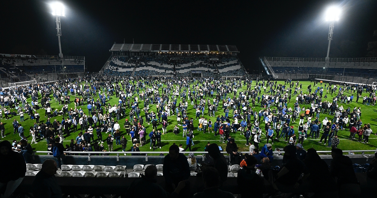 Най-малко един човек е починал при сблъсъци между полицията и