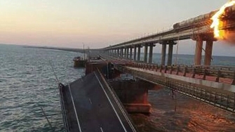 Цистерна с гориво се е запалила на Кримския мост информира