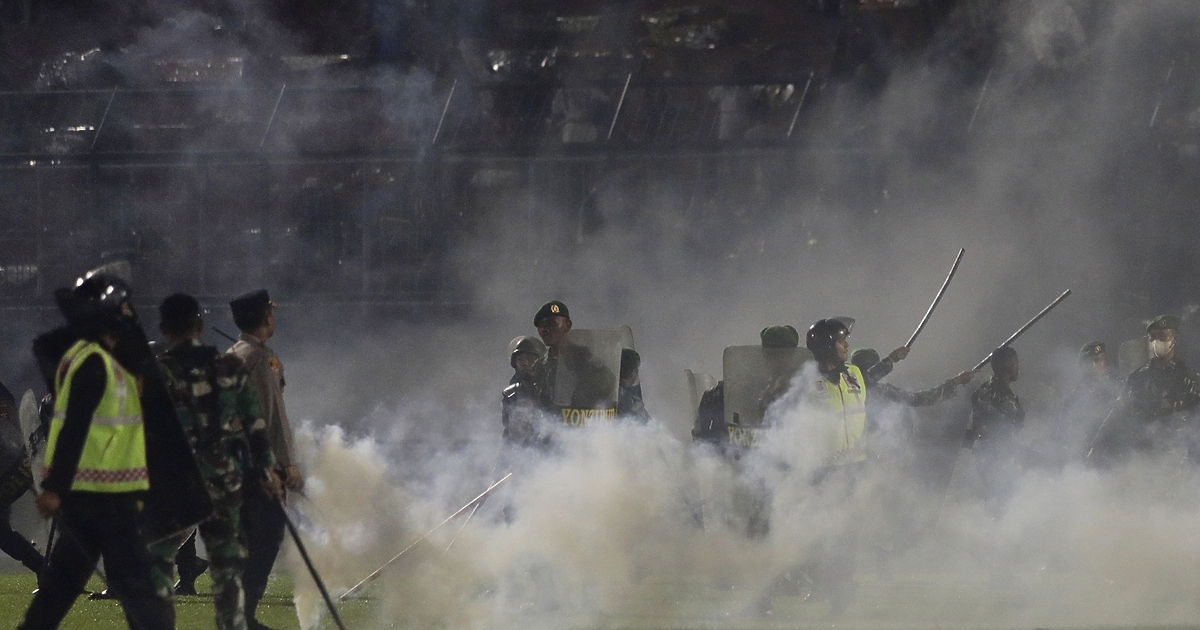 Индонезийската полиция съобщи, че най-малко 127 души са загинали и