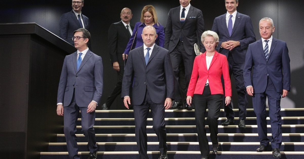 След 11 години и редица необяснени и до днес забавяния,