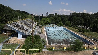 Премахването на старата ръждясала ограда на къпалнята Мария Луиза в