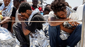 Най малко 15 души загинаха след като лодка с мигранти потъна