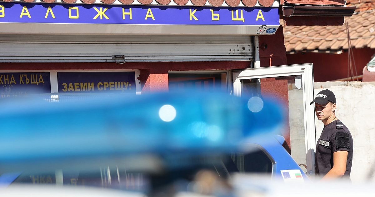 Повече от 10 души са отведени в полицията при операцията,