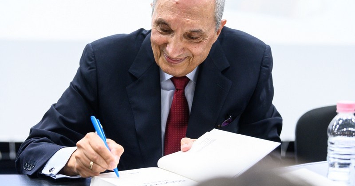 Мемоарите Свидетелства за прехода 1989-1999 г.“ на министър-председателя Иван Костов