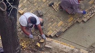 Работник е трошал жълто паве по време на ремонта на