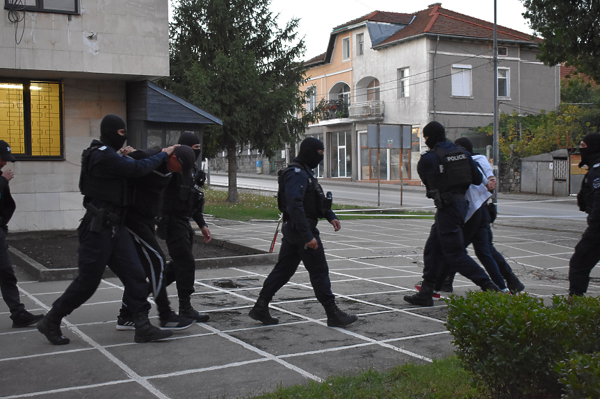 Десетки полицаи в махалата на Благоевград, 8 задържани във Великотърновско (ВИДЕО)