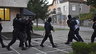 Десетки полицаи в махалата на Благоевград, 8 задържани във Великотърновско (ВИДЕО)