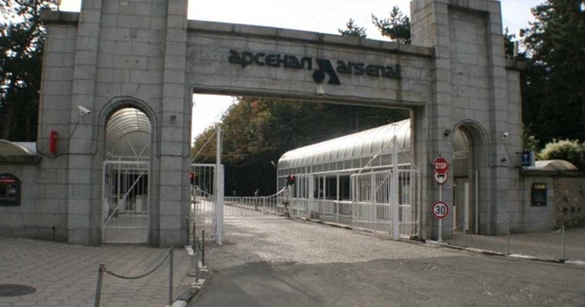 Силен взрив е станал в завод Арсенал, съобщава БНТ.Експлозията е